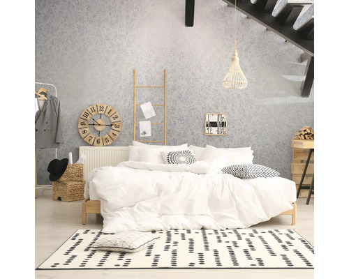 Dormitor cu pat, scară, ceas și decorațiuni într-un design luminos și organizat.