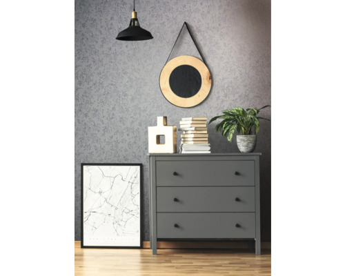 Scenă cu comodă gri, articole decorative deasupra, o fotografie înrămată dedesubt, o lampă și o oglindă pe perete deasupra