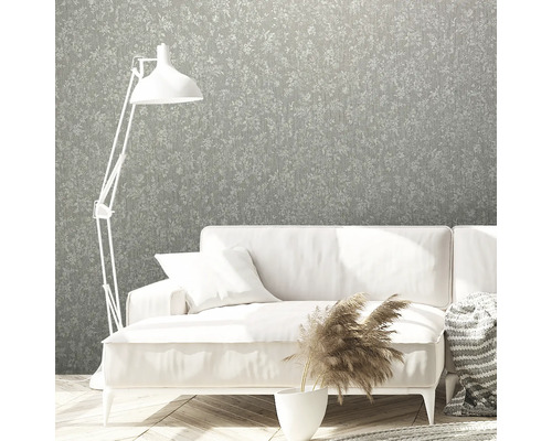 Cameră luminoasă cu canapea, lampadar și tapet cu model floral