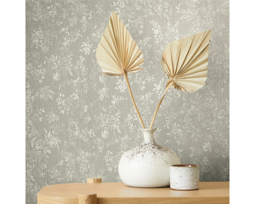 Tapetă cu model floral într-o cameră