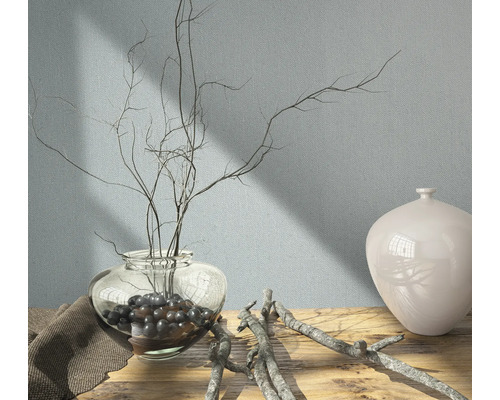 Scenă decorativă cu vază, ramuri și tapet textil