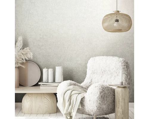 Cameră de zi cu fotoliu, lampă și decorațiuni