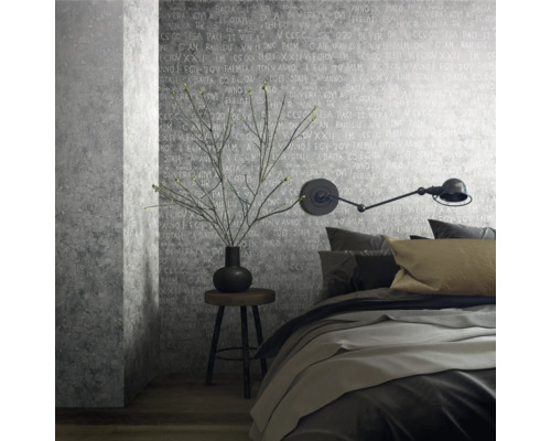 Dormitor cu tapet gri cu model, lampă de podea și pat
