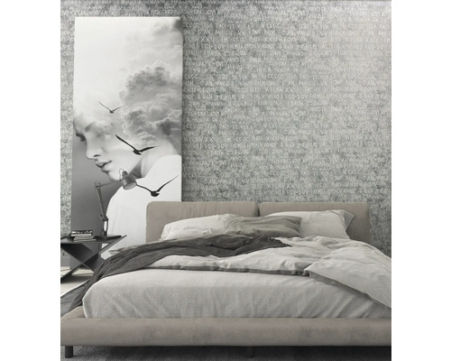 Dormitor cu pat, lampă de noptieră și picturi murale pentru o atmosferă confortabilă