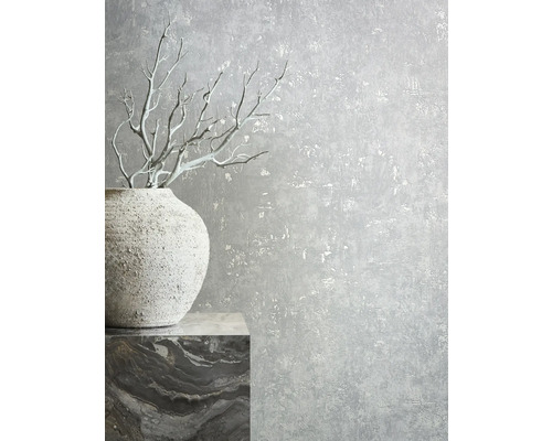 Tapetă decorativă cu model, combinată cu vază și decorațiuni