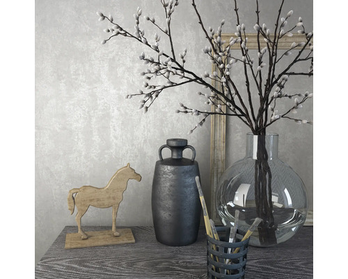 Natură statică decorativă cu vază, crengi, cal de lemn și ulcior pe o masă.