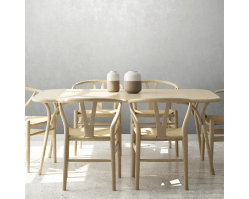 Masa de sufragerie cu șase scaune din lemn și două vaze