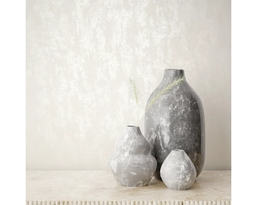 Vaze decorative din piatră gri de diferite dimensiuni pe o masă