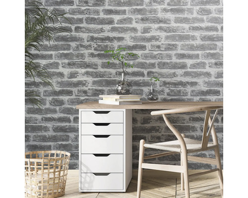 Cameră de lucru cu birou, scaun și perete de cărămidă