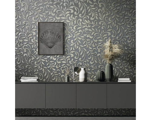 Cameră de zi cu tapet cu model, comodă și obiecte decorative.