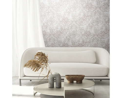 Living cu canapea albă, măsuță de cafea și tapet cu model