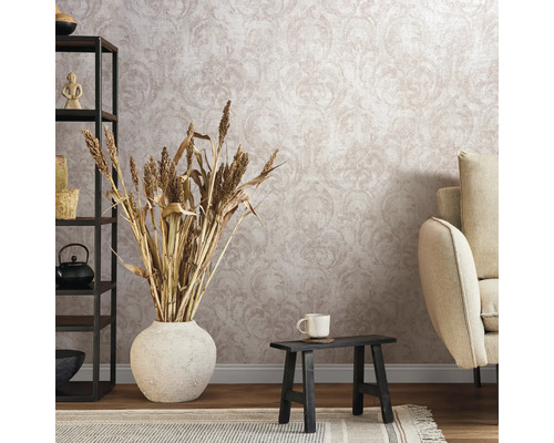 Cameră de zi cu tapet cu model, raft, canapea și decorațiuni