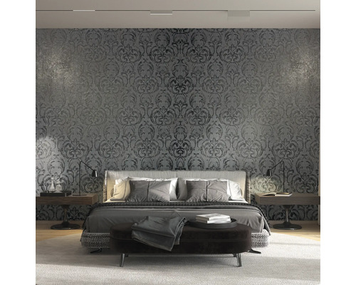 Dormitor cu tapet cu model floral în spatele patului