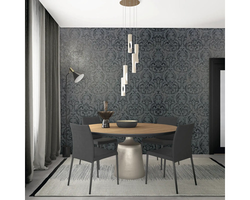 Sufragerie cu masă rotundă din lemn, scaune, lampă și tapet cu model