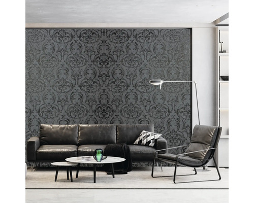 Living cu tapet gri cu model, canapea, fotoliu și măsuțe de cafea