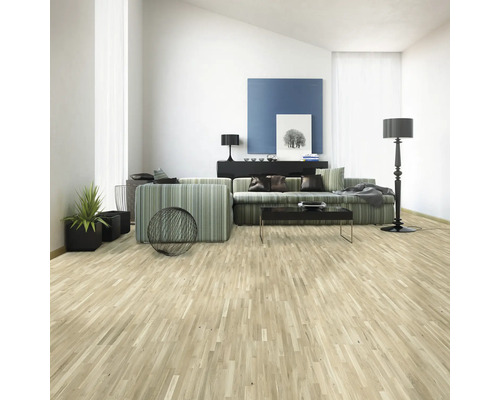 Living cu podea de lemn deschisă, canapea și decorațiuni