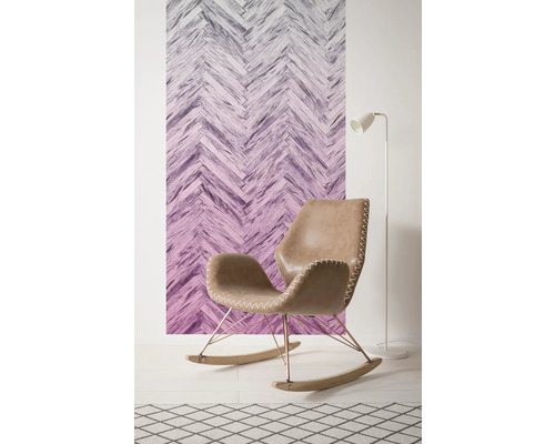 Scenă de locuință cu tapet din fibre grosiere în model herringbone, balansoar, lampă de podea și covor