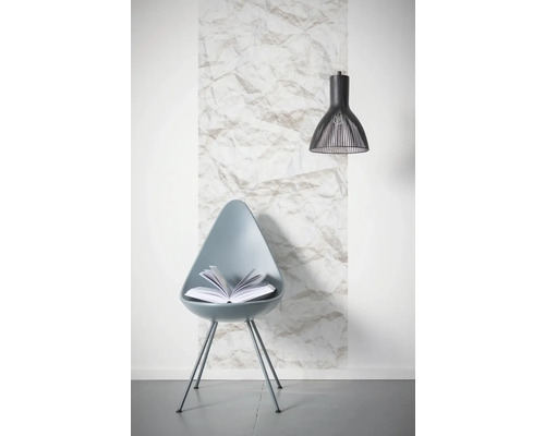 Scenă cu un scaun, o carte, o lampă și un tapet cu structură de hârtie