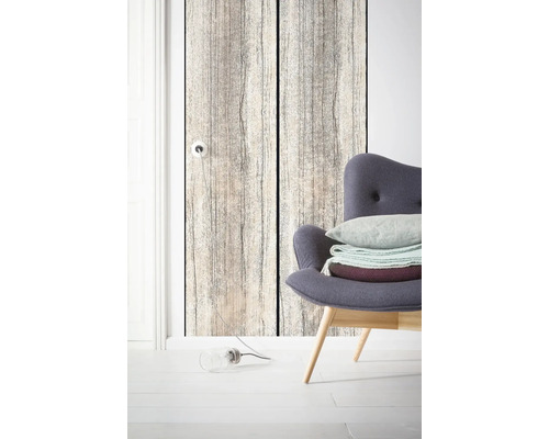 Cameră de zi cu tapet din lemn și fotoliu