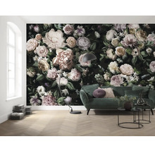 Cameră de zi cu tapet cu model floral, canapea și lampă de podea