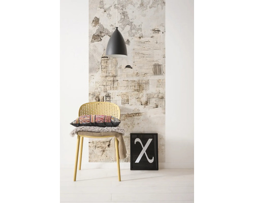 Interior decorativ cu scaun, pernă, pătură, lampă și pictură murală