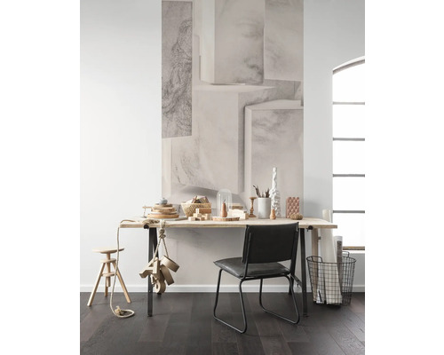 Birou luminos cu podea din lemn, birou, scaun și tapet de perete cu model de cub