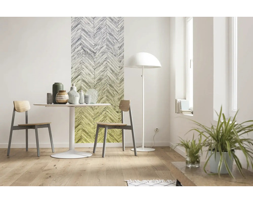 Cameră luminoasă cu masă de sufragerie, scaune, lampadar și decorațiuni