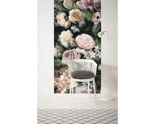 Scenă cu fototapet cu motiv floral, scaun și lampadar