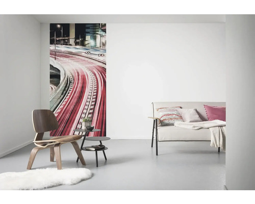 Living cu fototapet, fotoliu, măsuță laterală și canapea