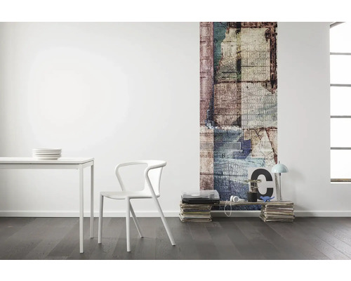 Cameră de zi cu fototapet, masă și scaun