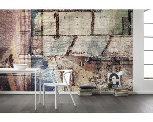 Decor de perete cu fototapet în stil urban, combinat cu mobilier alb și decorațiuni