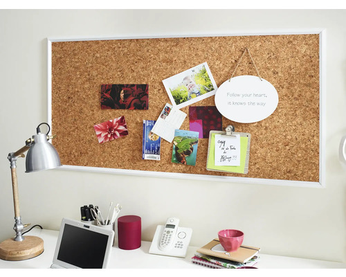 Birou decorativ cu tablă de plută, lampă de birou și articole de papetărie