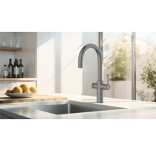 Chiuvetă de bucătărie cu robinet într-un design modern de bucătărie