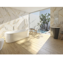 Baie cu cadă freestanding, lavoar și gresie cu aspect de marmură
