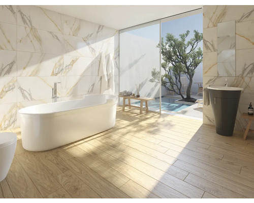 Baie cu cadă freestanding, lavoar și gresie cu aspect de marmură