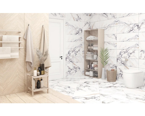 Baie luminoasă cu radiator pentru prosoape, raft și toaletă albă.