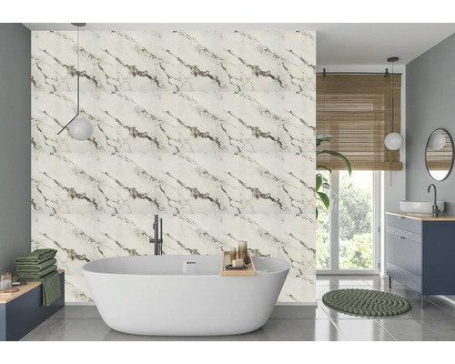 Baie cu cadă, chiuvetă, oglindă și panouri de perete cu design de marmură.