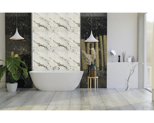 Baie cu cadă independentă, faianță cu aspect de marmură și decor minimalist.