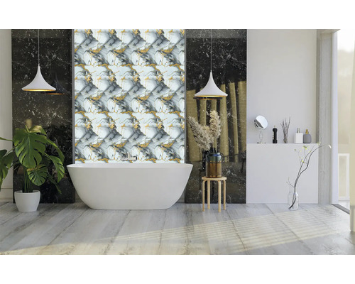 Baie cu cadă independentă, panouri de perete din marmură și lămpi suspendate pentru o ambianță luminoasă și organizată