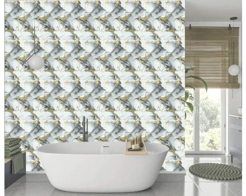 Baie modernă cu cadă și design de perete cu aspect de marmură