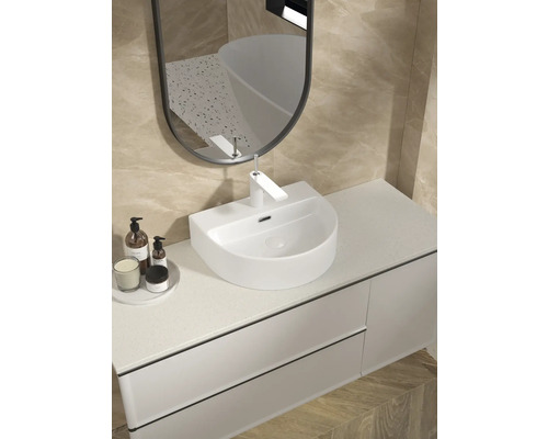 Chiuvetă de baie cu oglindă și robinet într-o baie luminoasă