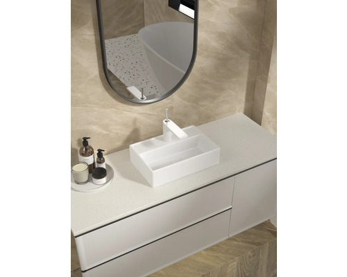 Baie modernă cu lavoar, robinet, oglindă și dulap inferior