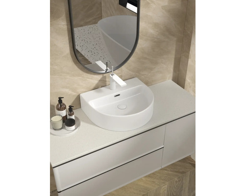 Baie modernă cu lavoar, robinet, oglindă și dulap inferior