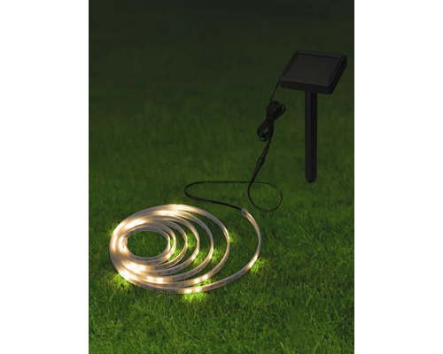 Ghirlandă luminoasă cu LED solar pentru exterior pe gazon.