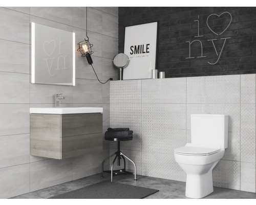 Baie modernă cu lavoar, oglindă, lampă și toaletă