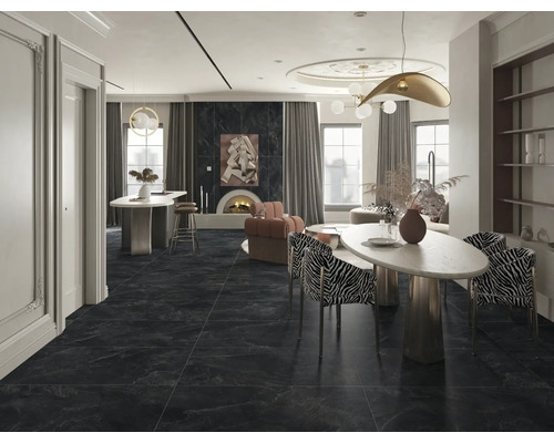 Interior cu masă de sufragerie, scaune cu model zebrat și podea cu gresie închisă la culoare