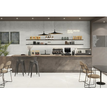 Interior de cafenea cu tejghea, scaune de bar, rafturi și iluminat