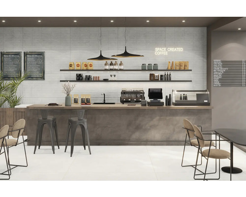 Fotografie de interior a unei cafenele cu tejghea, scaune de bar și rafturi