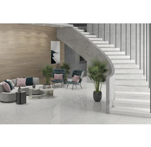 Cameră de zi cu pardoseală cu gresie, scară și mobilier