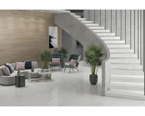 Cameră de zi cu pardoseală cu gresie, scară și mobilier